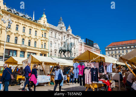 ZAGREB, CROATIE - AVRIL, 2018 : les gens à un marché de rue à la place principale de Zagreb dans une belle journée de printemps précoce Banque D'Images