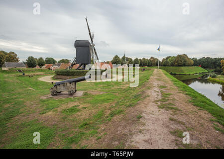 Sur le mur de Bourtange avec le moulin à vent et un vieux Cannon Banque D'Images