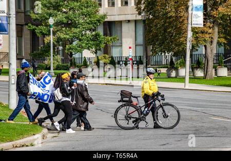 Toronto, Ontario, Canada - 20 10 2018 Location : Canada Agent de police de Toronto d'escorter les membres de démonstration d'activistes politiques dans la rue Banque D'Images