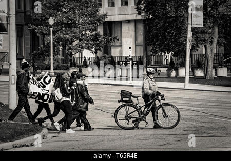 Toronto, Ontario, Canada - 20 10 2018 Location : Canada Agent de police de Toronto d'escorter les membres de démonstration d'activistes politiques dans la rue Banque D'Images