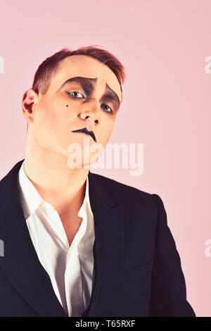 Oeil expressif. Artiste mime. Avec l'homme maquillage mime. Mime avec la peinture pour le visage. Acteur de théâtre le mime. D'un acteur à l'affiche. Performance théâtrale et d'art Banque D'Images