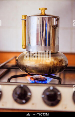Café italien sur la cuisinière cuisinière à gaz, petit déjeuner Banque D'Images
