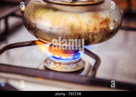 Café italien sur la cuisinière cuisinière à gaz, petit déjeuner Banque D'Images