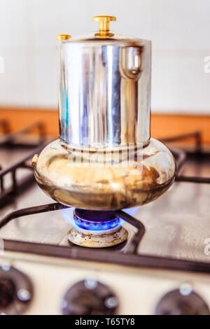 Café italien sur la cuisinière cuisinière à gaz, petit déjeuner Banque D'Images