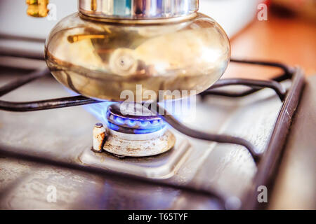 Café italien sur la cuisinière cuisinière à gaz, petit déjeuner Banque D'Images