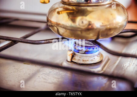 Café italien sur la cuisinière cuisinière à gaz, petit déjeuner Banque D'Images