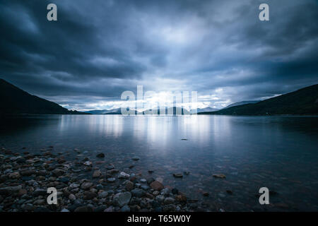 Beau paysage mystique le lac en Ecosse avec soleil et ciel nuageux Banque D'Images