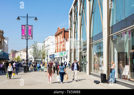 Cheltenham cheltenham high street Shopping shopping sur la High Street, Cheltenham Spa, Gloucestershire, en Angleterre, Royaume-Uni, l'Union européenne, de l'Europe Banque D'Images