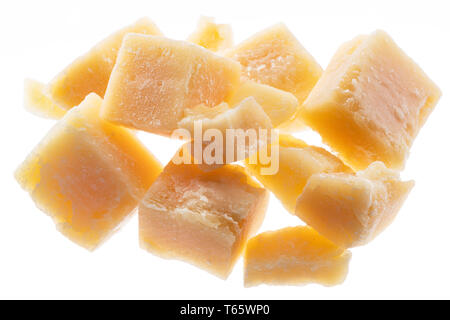 Cubes de fromage parmesan isolé sur fond blanc. Banque D'Images