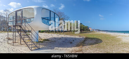 Tour de sauvetage historique d'Ulrich Müther à la plage de Binz, à la côte de la mer Baltique (Île Rugia, Allemagne) Banque D'Images