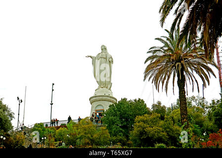 Statue de la Vierge Marie sur la colline de Cerro San Cristobal, lieu historique à Santiago, Chili, Amérique du Sud Banque D'Images