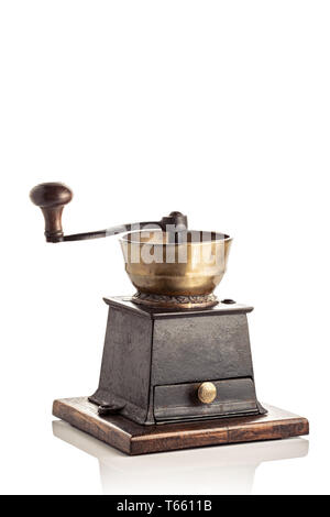 Laiton antique et fonte moulin café isolé sur fond blanc Banque D'Images