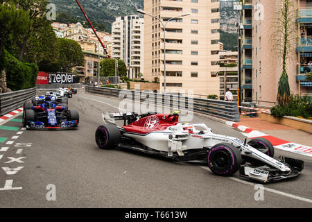 Monte Carlo / Monaco - 05/27/2018 - # 16 CHARLES LECLERC (AGC, Alfa Romeo Sauber) et # 28 Brendon Hartley (NZL, Toro Rosso) dans leur course longue bataille du Banque D'Images