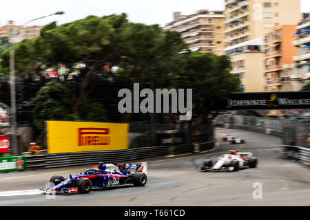 Monte Carlo / Monaco - 05/27/2018 - # 28 Brendon Hartley (NZL, Toro Rosso) et # 16 CHARLES LECLERC (AGC, Alfa Romeo Sauber) dans leur course longue bataille dur Banque D'Images