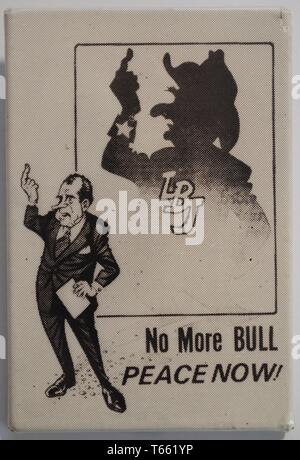 Pin noir et blanc rectangulaire ou bouton avec le message "Pas Plus La Paix maintenant Bull !' avec une image de Richard Nixon holding up son index, silhouetté par Lyndon B Johnson sensibiliser le milieu de la figure, 1968. () Banque D'Images