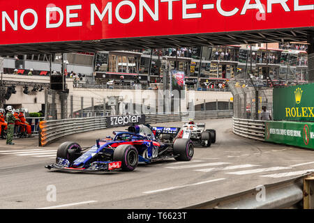 Monte Carlo / Monaco - 05/27/2018 - # 28 Brendon Hartley (NZL, Toro Rosso) et # 16 CHARLES LECLERC (AGC, Alfa Romeo Sauber) dans leur course longue bataille dur Banque D'Images