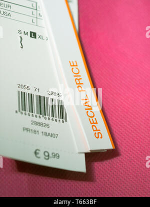 Prix spécial et l'étiquette de taille sur les vêtements Banque D'Images