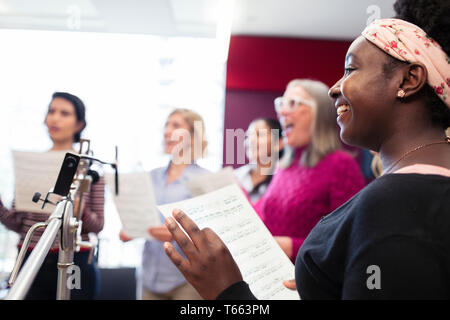 Choeur de femmes avec des partitions de musique le chant en studio d'enregistrement musique Banque D'Images