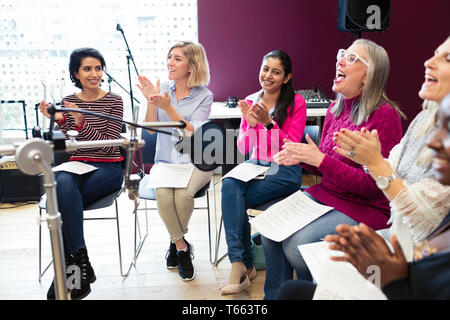 Heureux womens chœur chantant en studio d'enregistrement musique Banque D'Images