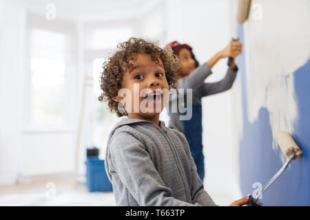 Portrait, mignon garçon mur peinture ludique Banque D'Images