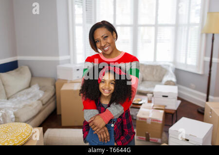 Heureux Portrait mère et fille d'un déménagement Banque D'Images