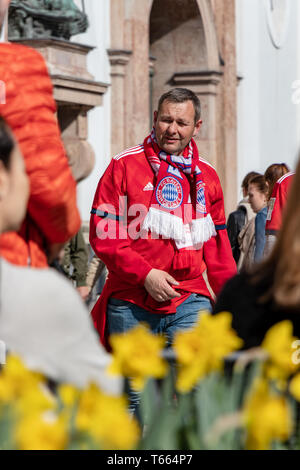 STACHUS, Muenchen, le 6 avril 2019 : FC Bayern fan sur la façon d'un endroit public pour le match de football FC Bayern Munich vs bvb Banque D'Images