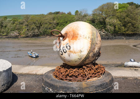 Bouée d'avec chaîne rouillée et vieil arbre rempli de béton lecture à mettre dans l'eau dans Batson Voile Park, Salcombe, Devon Banque D'Images