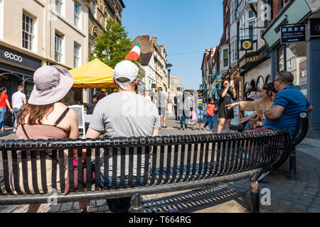 Les gens s'assoient sur le banc dans la rue Peascod à Windsor. Des bancs sont également mesure de sécurité formant ant-vehicle barriers. Banque D'Images