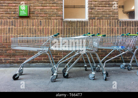 Chariots de supermarché équipé des dispositifs antivol sont abandonnés à un avis indiquant qu'ils ne peuvent pas être poussée plus loin. Banque D'Images