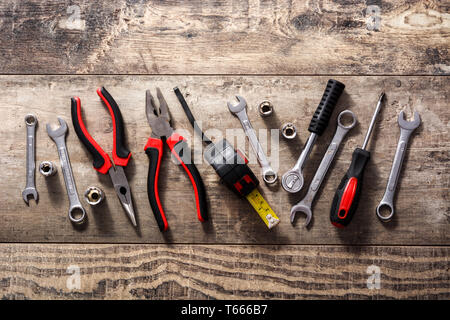 Création d'outils de réparation sur fond de bois. Vue d'en haut. Banque D'Images