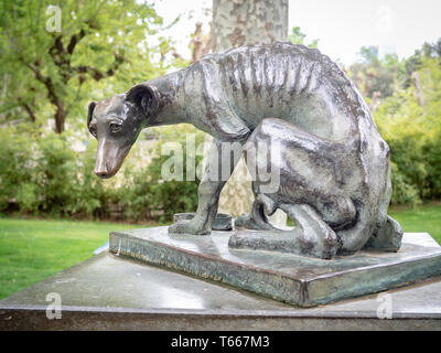 Barcelone, Espagne-28 avril 2019 : Le chien abandonné (El perro abandonado) statue par Artur Aldoma Puig dans la city Zoo Banque D'Images