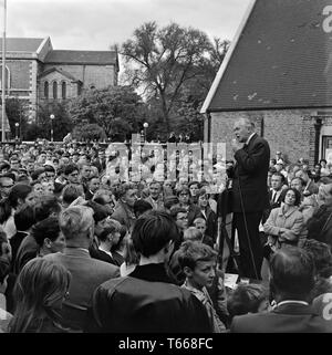 Homme politique et, finalement, le premier ministre Harold Wilson, faisait campagne dans Lewisham, dans le sud de Londres, au cours de l'élection générale britannique de 1964. Banque D'Images