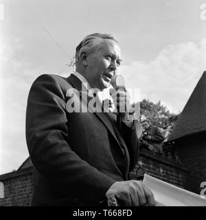 Homme politique et, finalement, le premier ministre Harold Wilson, faisait campagne dans Lewisham, dans le sud de Londres, au cours de l'élection générale britannique de 1964. Banque D'Images