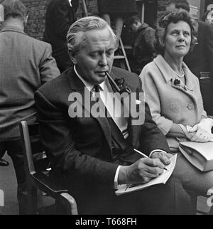 Homme politique et, finalement, le premier ministre Harold Wilson, faisait campagne dans Lewisham, dans le sud de Londres, au cours de l'élection générale britannique de 1964. Son épouse, Mary, assise à côté de lui. Banque D'Images