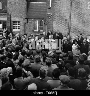 Homme politique et, finalement, le premier ministre Harold Wilson, faisait campagne dans Lewisham, dans le sud de Londres, au cours de l'élection générale britannique de 1964. Banque D'Images