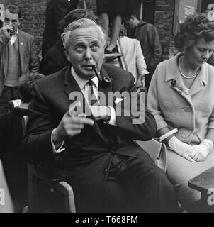 Homme politique et, finalement, le premier ministre Harold Wilson, faisait campagne dans Lewisham, dans le sud de Londres, au cours de l'élection générale britannique de 1964. Son épouse, Mary, assise à côté de lui. Banque D'Images