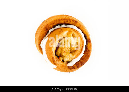 Pâtisserie danoise Pomme Cannelle isolé sur fond blanc. Vue d'en haut. Banque D'Images