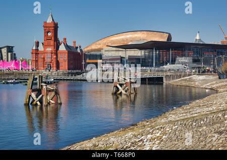 La baie de Cardiff avec repères. Assemblée nationale du Pays de Galles, et le bâtiment Pierhead Wales Millennium Centre, Cardiff, Pays de Galles, Royaume-Uni Banque D'Images