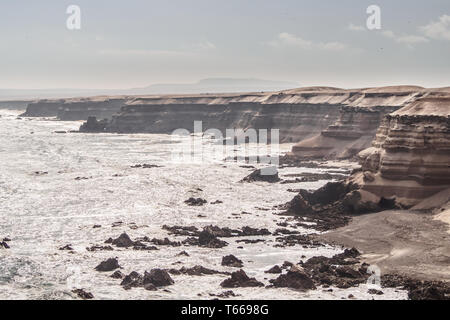 Falaises de la côte nord du Chili à côté de la ville d'Antofagasta à côté de l'arche en pierre de la Portada. Vagues Banque D'Images