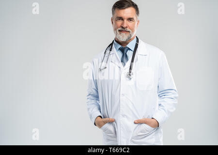 Young doctor posing and smiling at camera, santé et médecine. Banque D'Images