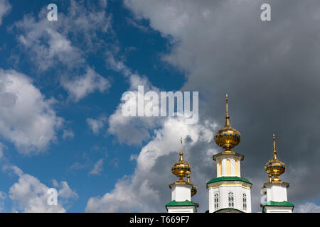 L'église. Dômes dorés en Russie. Banque D'Images