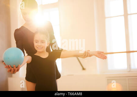 Peu Gymnast with Ball Banque D'Images