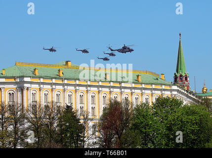 Groupe d'hélicoptères sur le Kremlin de Moscou Banque D'Images