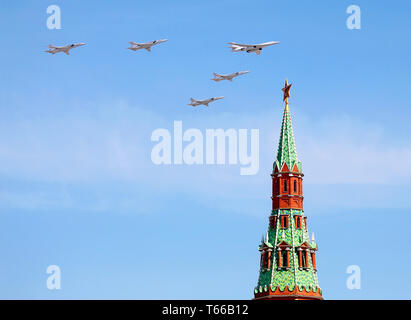 Longue portée moderne des bombardiers sur Moscow Kremlin tower Banque D'Images