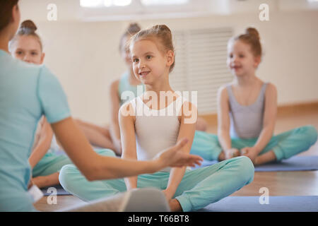 Fille dans la classe PE Banque D'Images