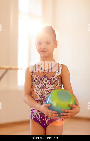 Petite gymnaste Posing Banque D'Images