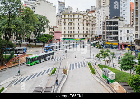 Sao Paulo, SP, BRÉSIL - Février 27, 2019 : les rues du centre-ville en face de Pedro Lessa square. La population locale, le trafic et les transports publics et de la construction Banque D'Images