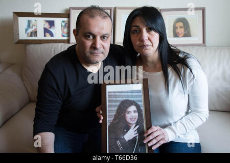 Mohamed Moustafa, Nessrin Abu-Elenein 51 et 42, les parents de Mariam Moustafa à leur domicile, à Nottingham. Six adolescents ont reconnu leur part à une attaque sur la rue étudiant en génie égyptien qui laissée dans le coma le 20 février de l'année dernière, il peut maintenant être signalés. Le jeune homme de 18 ans a subi un accident vasculaire cérébral 10 heures après l'incident à Nottingham et mourut presque un mois plus tard. Banque D'Images