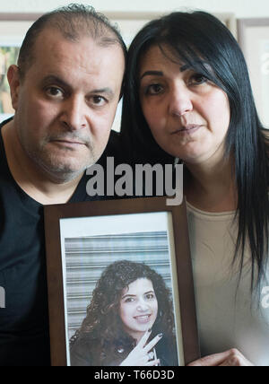 Mohamed Moustafa, Nessrin Abu-Elenein 51 et 42, les parents de Mariam Moustafa à leur domicile, à Nottingham. Six adolescents ont reconnu leur part à une attaque sur la rue étudiant en génie égyptien qui laissée dans le coma le 20 février de l'année dernière, il peut maintenant être signalés. Le jeune homme de 18 ans a subi un accident vasculaire cérébral 10 heures après l'incident à Nottingham et mourut presque un mois plus tard. Banque D'Images