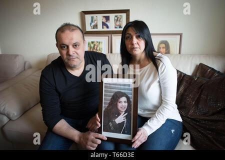 Mohamed Moustafa, Nessrin Abu-Elenein 51 et 42, les parents de Mariam Moustafa à leur domicile, à Nottingham. Six adolescents ont reconnu leur part à une attaque sur la rue étudiant en génie égyptien qui laissée dans le coma le 20 février de l'année dernière, il peut maintenant être signalés. Le jeune homme de 18 ans a subi un accident vasculaire cérébral 10 heures après l'incident à Nottingham et mourut presque un mois plus tard. Banque D'Images